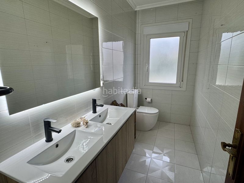 Foto a144e5d0-e236-4153-89a0-c000acd7d759. Casa amb calefacció aparcament a Noalla Sanxenxo