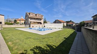 Etagenwohnung  Lugar forxan. Sanxenxo. piso céntrico y bien comunicado en urb. con piscina y