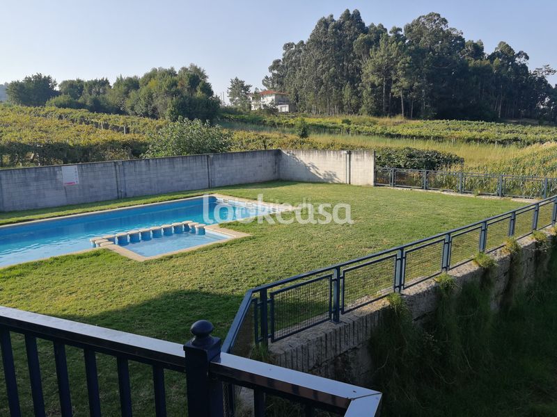 Foto c4057ff8-f5cc-4eec-b9b3-ebffa3587d2f. Pis amb calefacció aparcament piscina a Noalla Sanxenxo