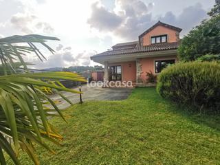 Casa  Calle de pereira. Ribadumia. casa con jardín próxima al centro, 3 dormitorios, 4 b