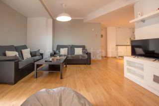 Appartamento in Avenida avenida primero de mayo 45. Increíble y amplio piso en venta en primero de mayo, triana