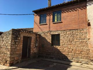 Casa adossada a Santa María del Campo