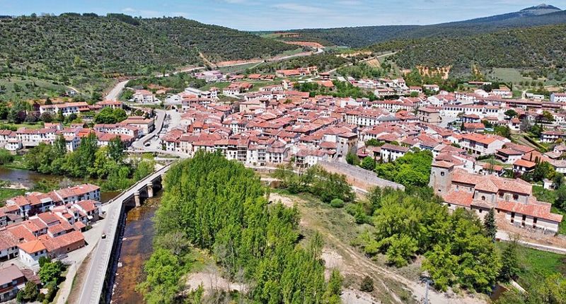 Foto e2f5021a-de51-4471-823e-417b4be441fc. Casa adossada a Covarrubias