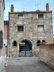 Casa adosada en Santa María del Campo. Edificio emblematico