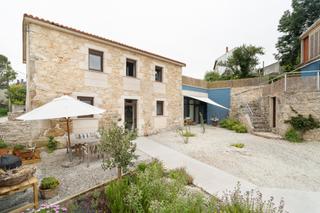 Casa a Carballo. Casa de piedra rehabilitada próxima a la playa de razo