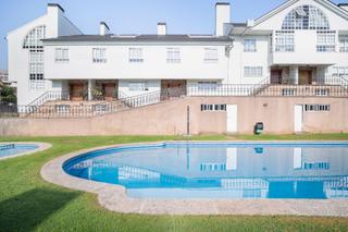 Casa a Eirís. Magnífico adosado en eirís con piscina