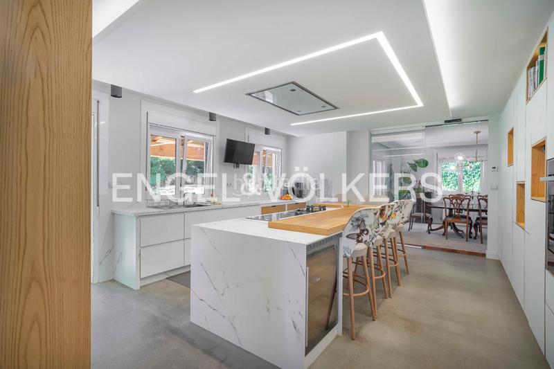 Foto 30d17a73-5d85-4bf3-b384-0cab6bb52d4d. Casa amb calefacció aparcament piscina a Elviña - A Zapateira Coruña (A)