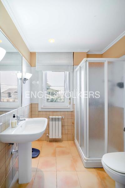 Foto 49eaef33-a90e-43a9-b405-d645e17000d4. Casa amb calefacció aparcament piscina a Elviña - A Zapateira Coruña (A)