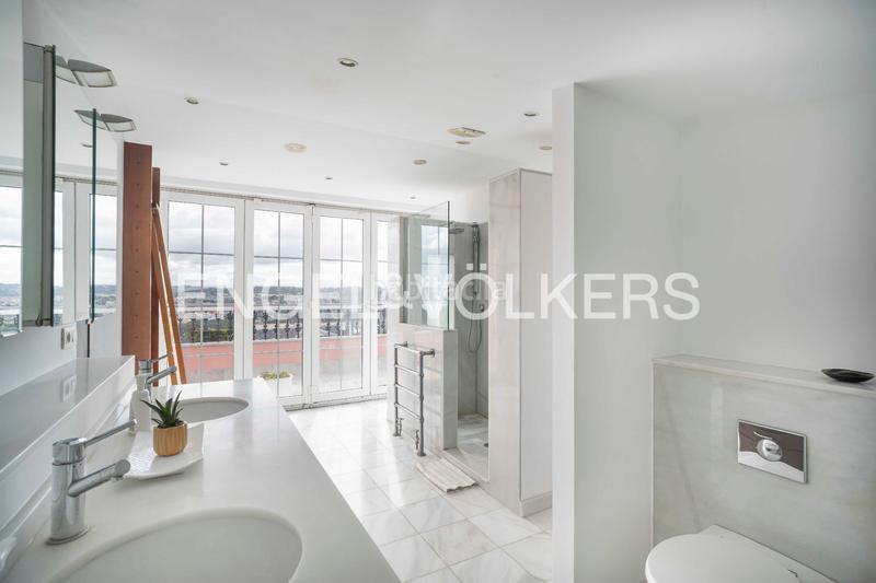 Foto 094aef2e-e5a5-4b78-91de-3e90c2d3c70f. Casa amb calefacció aparcament a Eirís Coruña (A)