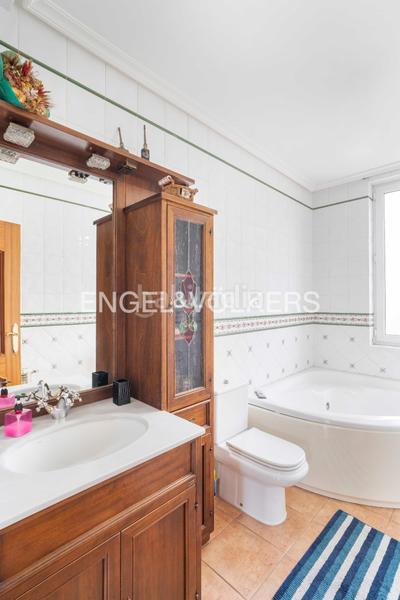 Foto bc15f954-9c7f-4a1a-9134-34e4be1c5b01. Casa amb calefacció aparcament a Eirís Coruña (A)