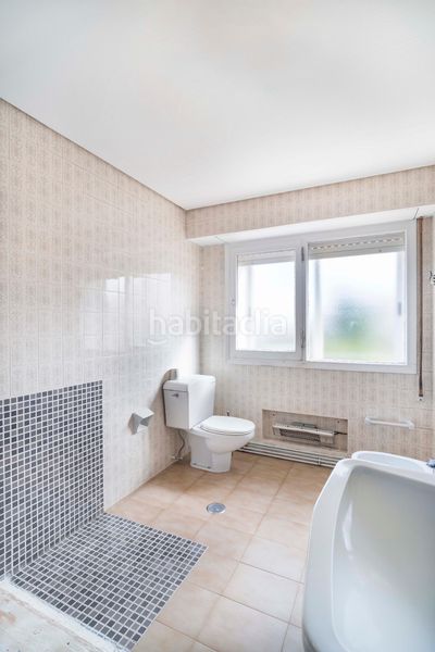 Foto d3b120ed-ee4b-40a0-a840-57423da6b3bf. Casa con riscaldamento parcheggio piscina in Elviña - A Zapateira Coruña (A)