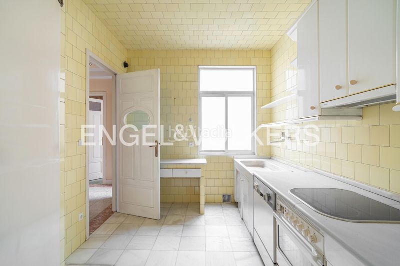 Foto f7a6dd1d-ebc8-4ff0-b6e7-857aab13c6c9. Àtic amb calefacció aparcament a Ensanche Coruña (A)