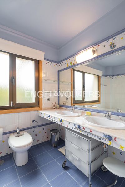 Foto f9e8e2d7-5f90-4b60-a641-517cba851f97. Casa amb calefacció aparcament piscina a Oleiros pueblo Oleiros