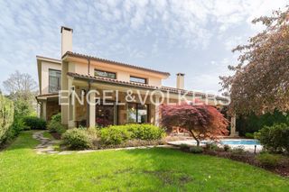 Casa in Oleiros Pueblo. Chalet independiente con piscina