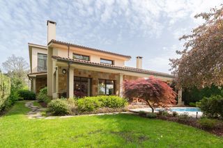Maison à Oleiros Pueblo. Chalet independiente en venta en oleiros con piscina privada y j