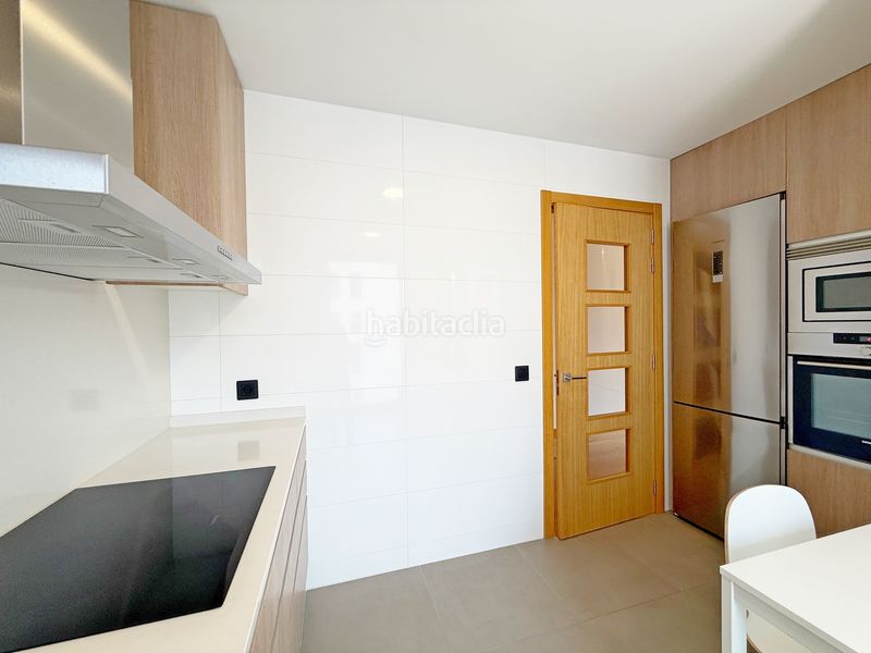 Foto 1fff0e42-b966-4e4d-bac1-b0811623bf6a. Rent flat with heating parking in Cuatro Caminos - Plaza de la Cubela Coruña (A)