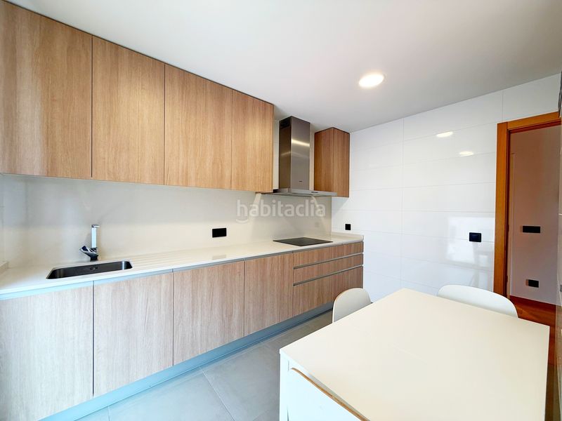 Foto f38430ea-8ca1-44d0-bd2d-df774d4490bd. Rent flat with heating parking in Cuatro Caminos - Plaza de la Cubela Coruña (A)