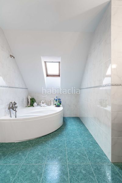 Foto d5086073-fbeb-4d0f-9659-c4bd635da10e. Duplex con riscaldamento parcheggio in Los Rosales Coruña (A)