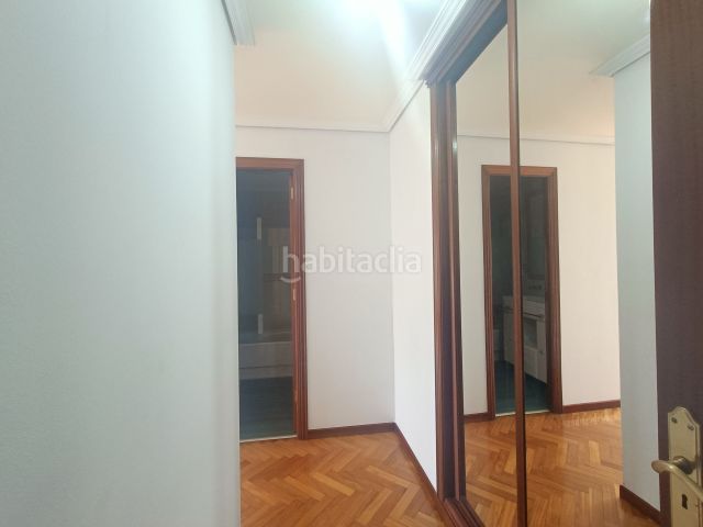 Foto f06e0586-9c99-41d8-9644-10764b91beb5. Pis amb calefacció aparcament a Teis Vigo