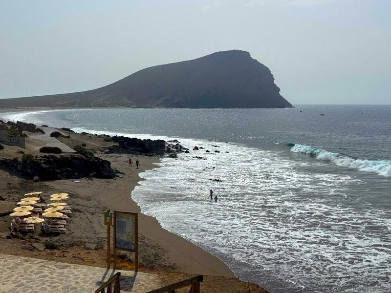 Foto 641e4233-000b-4dd3-b76a-5cc50b298b95. Dúplex  con terraza, vistas al mar y piscina, a solo 20 metros de la playa de la tejita en Granadilla de Abona