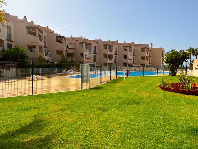 Foto a7e30871-92c8-41fb-a8dc-af5dd96e8c8c. Dúplex  con terraza, vistas al mar y piscina, a solo 20 metros de la playa de la tejita en Granadilla de Abona
