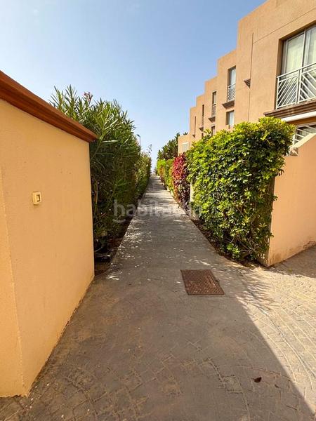 Foto e6739bea-c353-454b-9bb1-cb2e55b4c21c. Dúplex  con terraza, vistas al mar y piscina, a solo 20 metros de la playa de la tejita en Granadilla de Abona