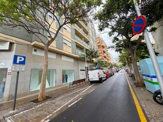 Pis  Pi y margall. Piso reformado en esquina con balcón en el centro de santa cruz