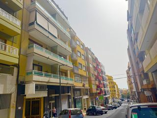 Pis  Juan pablo ii. Vivienda reformada y amueblada en el centro de santa cruz  lista