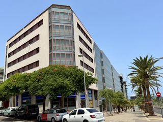 Piso  De bethencourt y molina. Piso de 2 dormitorios y 2 baños con garaje junto al intercambiad