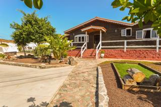 Masia a El Salobre. Espectacular finca rústica con piscina privada y árboles frutale