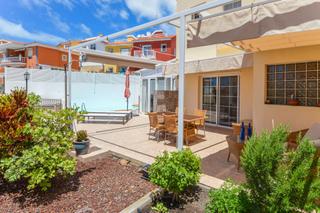 Maison jumelée à Arguineguín. Magnífico chalet adosado con piscina privada, garage y vistas al