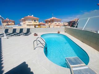 Chalet à Arguineguín. Magnífico chalet de 6 dormitorios con piscina privada y garage e