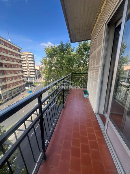 Foto f60a9b76-7bcc-41e1-97af-d57723ee556d. Piso impresionante esquinazo en torres villarroel!!! en Salamanca