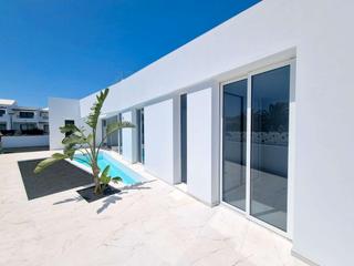 Chalet à Calle seifio 6. Villa en venta en charco del palo, haria, lanzarote [ref. 555536