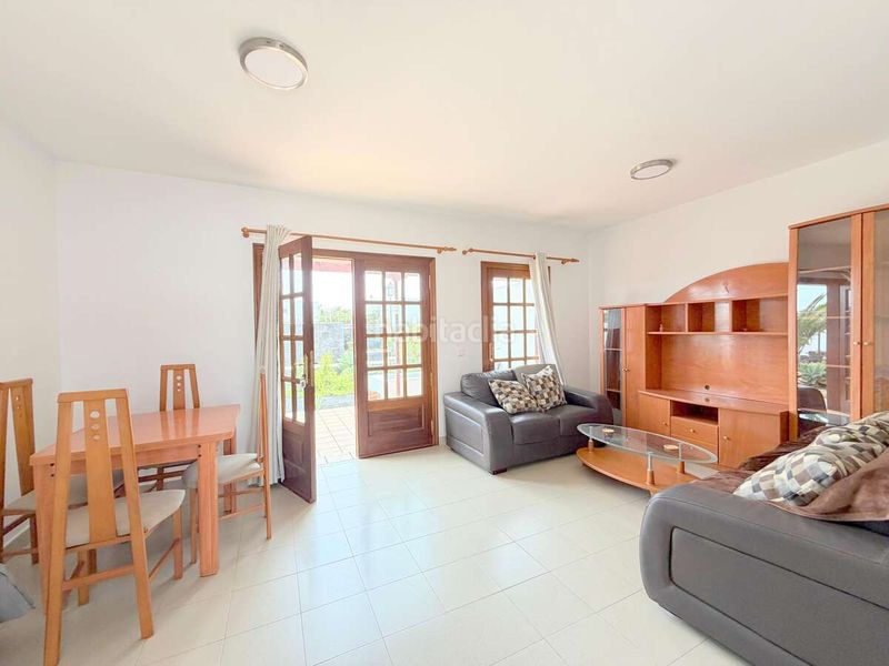 Foto 337db60f-2355-4012-b0d3-8e923cec9ce0. Casa aparellada amb aparcament piscina a Playa Blanca Yaiza