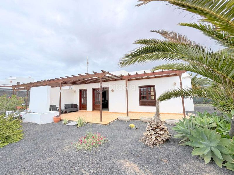 Foto 8884bc59-864c-4356-bfa7-9e3832ba5e98. Casa aparellada amb aparcament piscina a Playa Blanca Yaiza