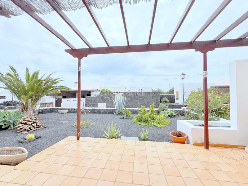 Foto 9ce15c6e-5b3d-4577-a8fc-dd645094d519. Casa aparellada amb aparcament piscina a Playa Blanca Yaiza