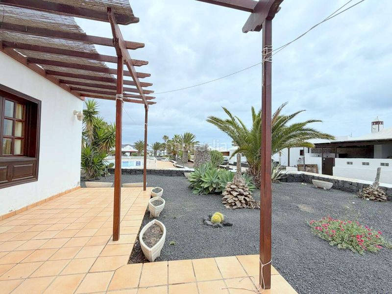 Foto c6c28c9c-ef49-4746-bb0d-a0a7deb48b52. Casa aparellada amb aparcament piscina a Playa Blanca Yaiza
