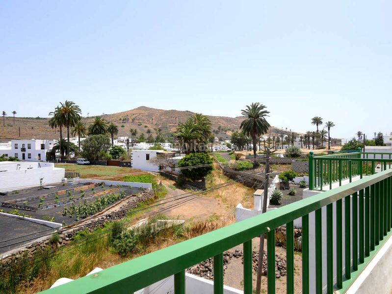 Foto b6d38fe0-85e1-4c63-baff-5b6c2de16886. Casa amb aparcament a Haría pueblo Haría