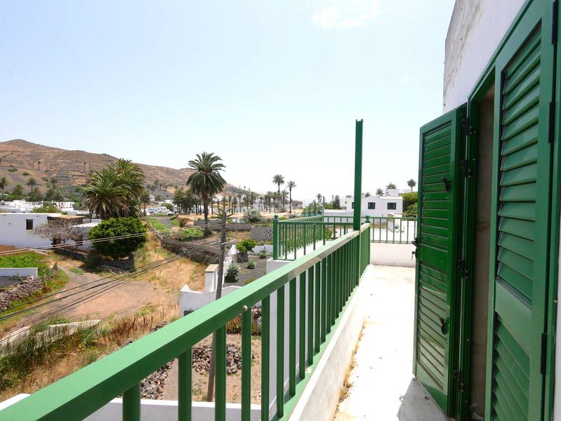 Foto fbcefc34-b7c3-4589-bd67-c0ad7b8ad52c. Casa amb aparcament a Haría pueblo Haría