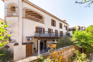 Chalet in Santa Eugènia. Villa de pueblo espectacular
