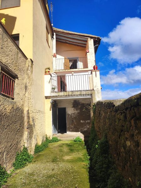 Foto a6415d7f-b1f5-410d-886c-55e4be133f99. Casa adossada amb aparcament a Azlor