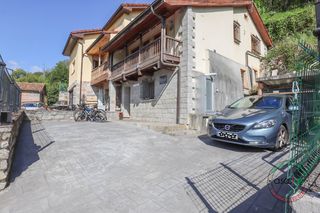 Casa bifamiliare in Ribera de arriba - lg bueño 58. Casa pareada de estilo asturiano con antojana de 80 m en bueño r