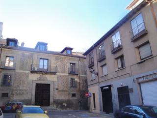 Parking coche en Centro. Plaza de garaje en venta en segovia (centro) 
sup. cons: 39 m²;
