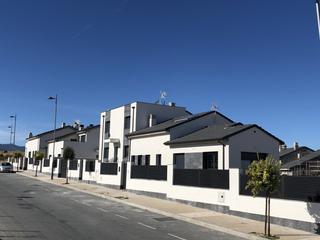 Casa aparellada a Palazuelos de Eresma. Chalet pareado de obra nueva en construcción en venta en carrasc