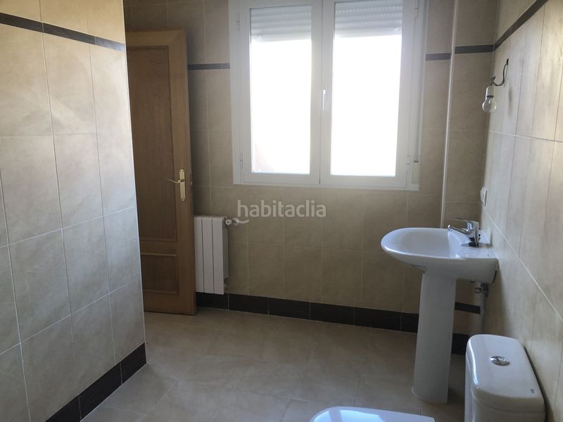 Foto 5db3e4b8-e59c-4c48-bad5-dc91def90fff. Casa adossada amb calefacció aparcament a Lastrilla (La)