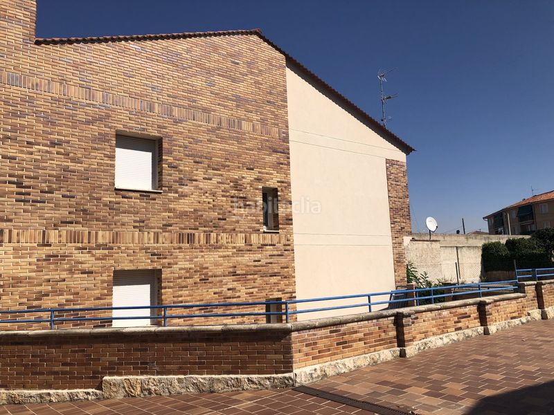 Foto 616dd511-89a2-4855-99a3-8e60af5400f0. Casa aparellada amb calefacció aparcament a Lastrilla (La)