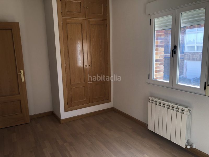 Foto b435ea2d-2436-4426-943e-d2408d166cc7. Casa aparellada amb calefacció aparcament a Lastrilla (La)