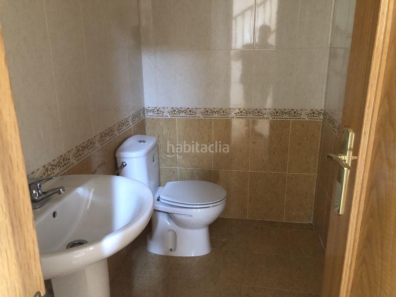 Foto f8caebb2-c94e-4006-b901-a273b6e82536. Casa aparellada amb calefacció aparcament a Lastrilla (La)