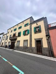 Casa adosada en Vegueta. Casa señorial con garaje para dos vehículos en pleno corazón de